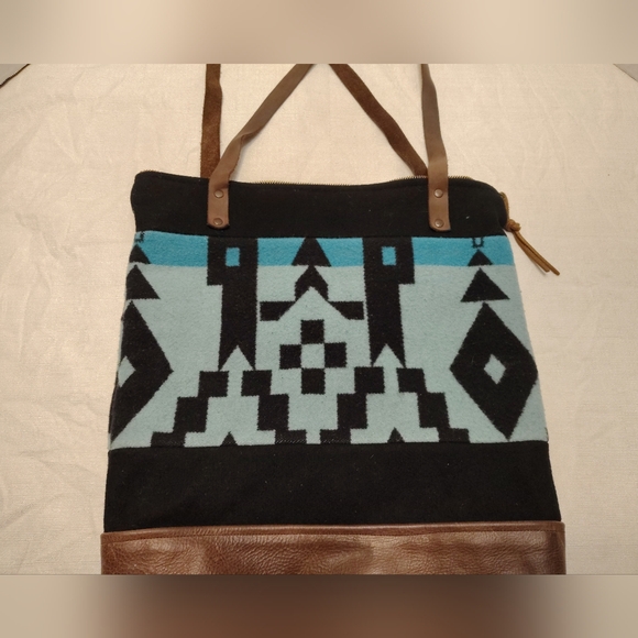 Nan-made Leather And Wool Purse - Picture 6 of 12